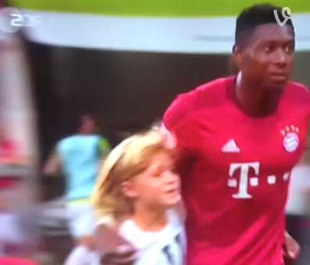 Vine : Alaba escorte une mini-streakeuse