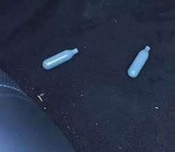 Du gaz hilarant dans la voiture de Sterling