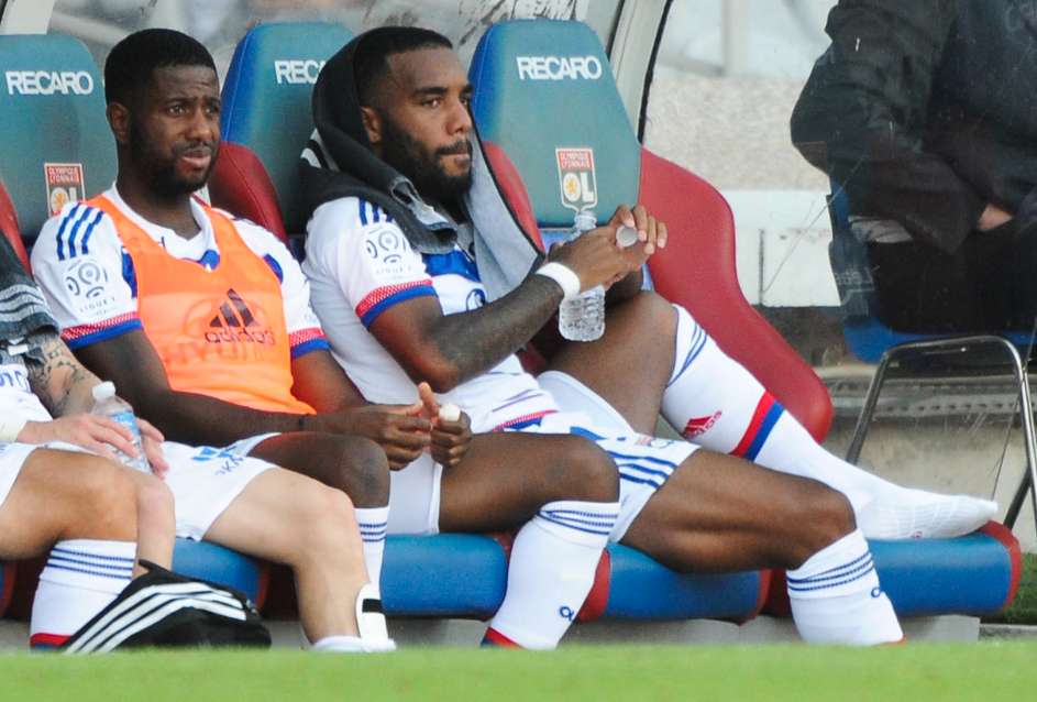 Lacazette : des sifflets et un malaise