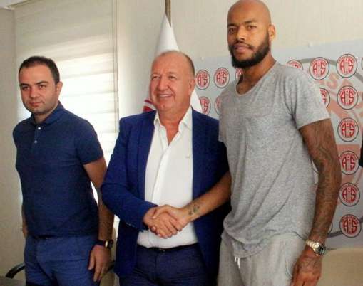 Raïs M'Bolhi rejoint Eto'o