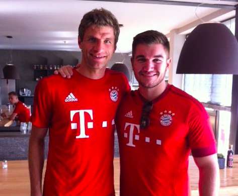 Müller pose avec un héros du Thalys