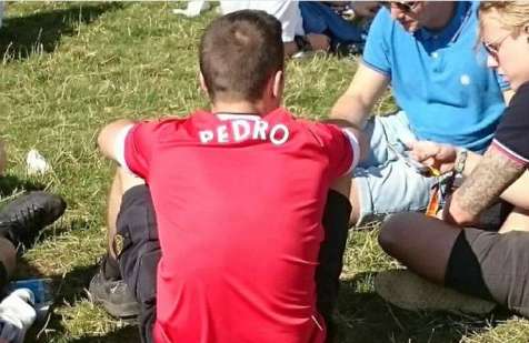 Un fan de Manchester avec le maillot de Pedro