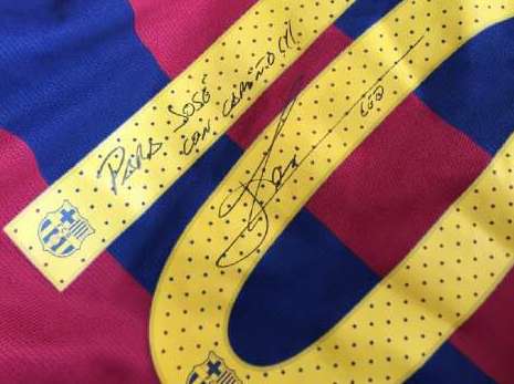 Le fils de Mourinho reçoit un maillot de Messi