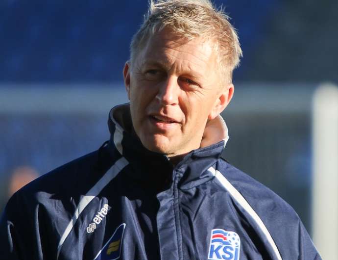 Heimir Hallgrimson : «<span style="font-size:50%"> </span>David James clouait au marteau les panneaux publicitaires avant les matchs<span style="font-size:50%"> </span>»