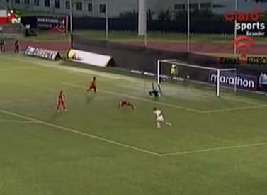 Il plante une superbe reprise dans son but