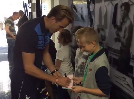 Vidéo : Deux gamins en extase devant Harry Kane
