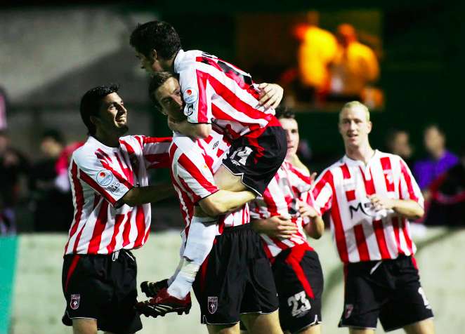 Vidéo : il tacle deux adversaires en même temps