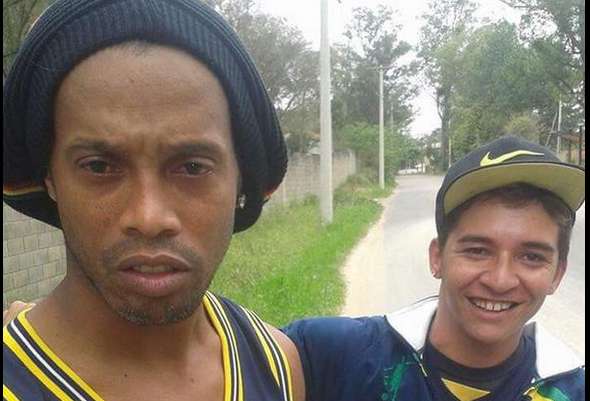 Ronaldinho crashe sa voiture et fait un selfie