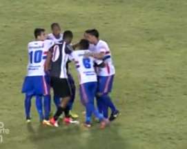 Deux coéquipiers se battent en plein match