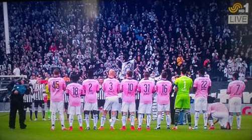 Il refait ses lacets pendant une minute de silence