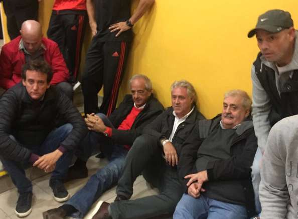 Les dirigeants de River bloqués au vestiaire