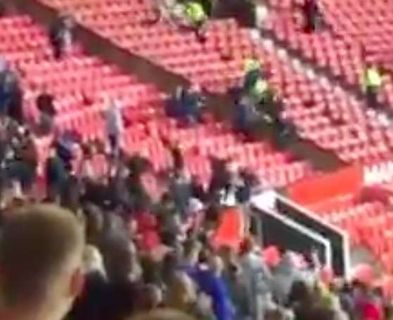 Bagarre dans les tribunes à Old Traddord