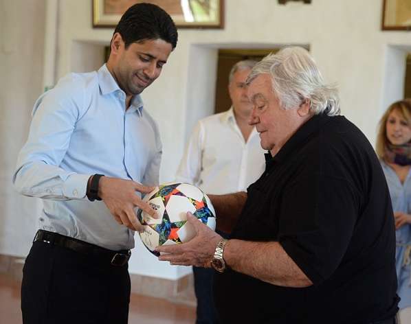 Nasser offre un cadeau à Loulou