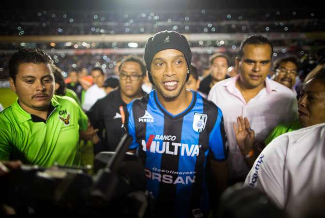 Ronaldinho jongle les yeux bandés ?