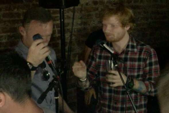 Quand Rooney tente de chanter du Robbie Williams