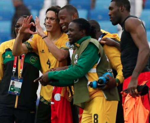Cavani a posé avec le maillot jamaïcain