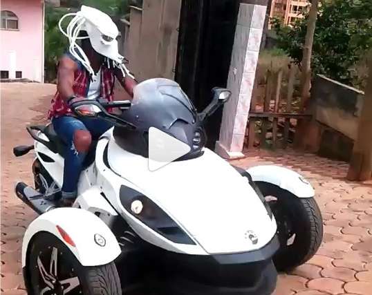 Vine : Alexandre Song, sa moto et son casque