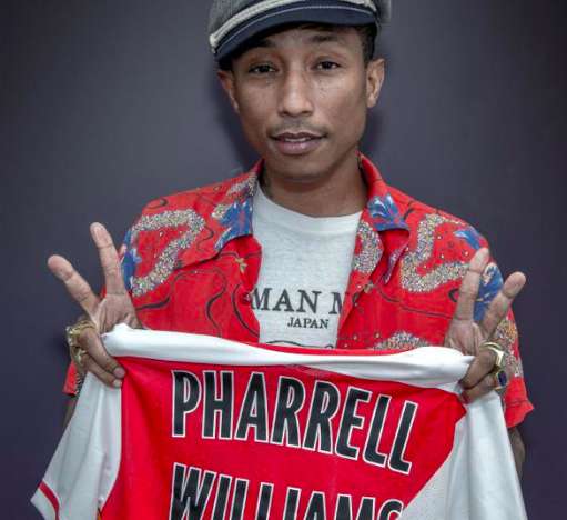 Pharrell Williams pose avec le maillot de l&rsquo;ASM
