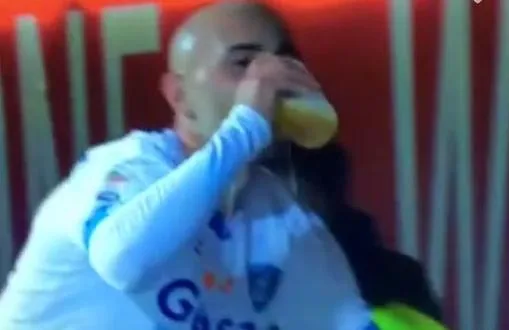 Vidéo : Il célèbre son but en buvant une bière