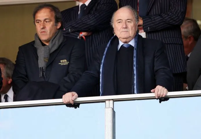 Politiques et sportifs réagissent aux suspensions de Platini et Blatter