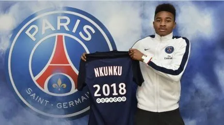 Photo : Nkunku signe pro avec le PSG