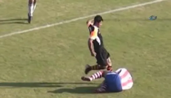 Vidéo : Il est viré de son club pour un vilain coup de pied