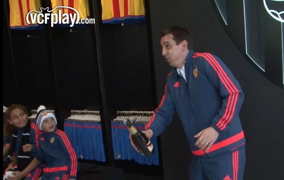 Vidéo : Neville maladroit avec le champagne