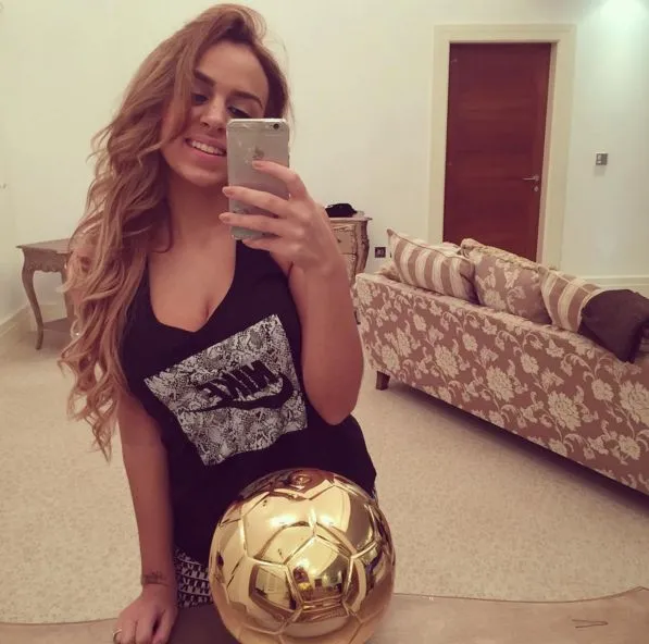 Photo : Mme Martial pose avec le trophée de son mari