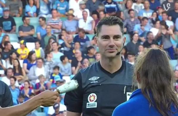 Vidéo : l&rsquo;arbitre sort un crackers pour faire le toss