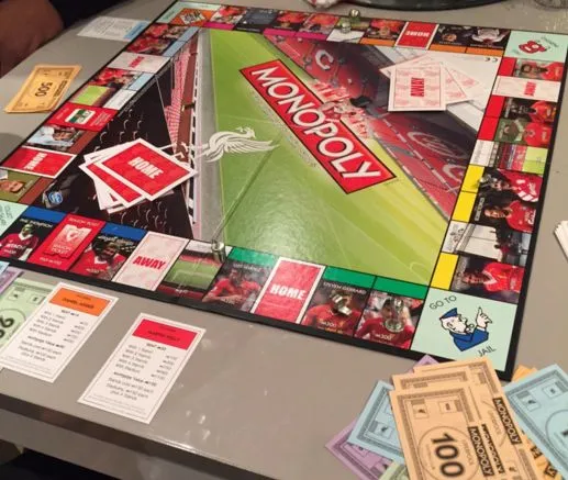 Photo : Sturridge se fait un Monopoly spécial Liverpool