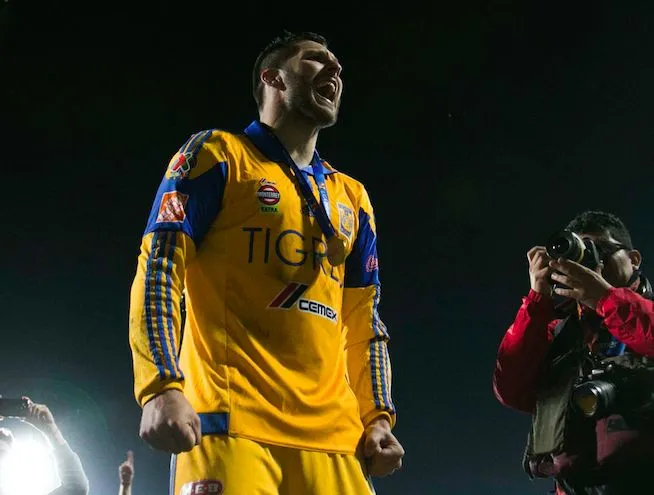 Gignac saute du toit de sa maison pour fêter le nouvel an