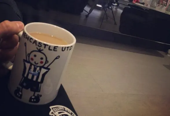 Photo : Carroll en survêt&rsquo; West Ham et mug Newcastle