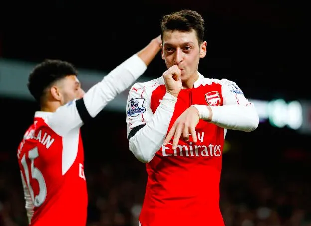 Un fan d’Arsenal célèbre Özil lors de son mariage