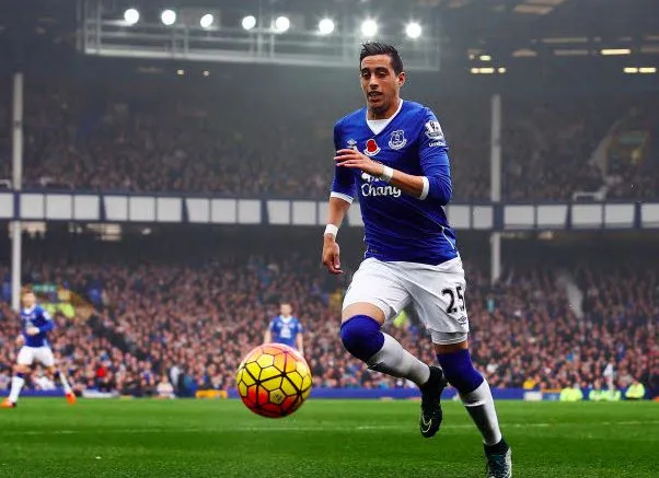 Un supporter d&rsquo;Everton vole la protection de Mori après son but