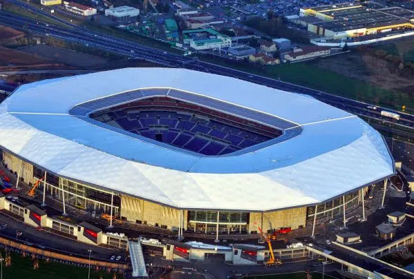 Des lions de quatre mètres au Parc OL