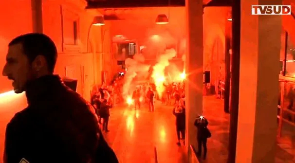 Vidéo : Accueil enflammé des fans nîmois à la gare