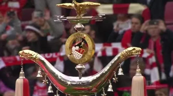 Vidéo : Le stade du FC Cologne, ambiance carnaval