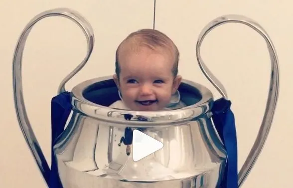 Vidéo : Sneijder met son bébé dans la C1