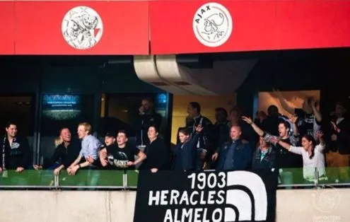 L’Ajax offre des places VIP aux supporters visiteurs