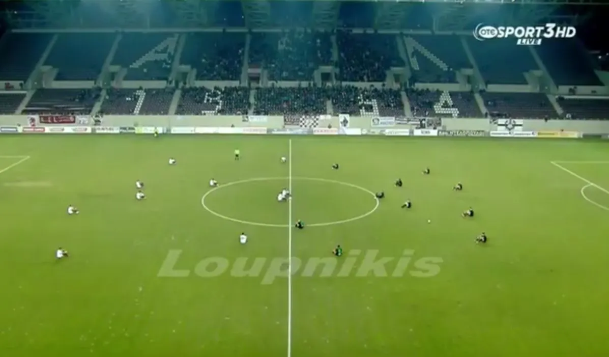 Grèce : deux équipes rendent hommage aux migrants