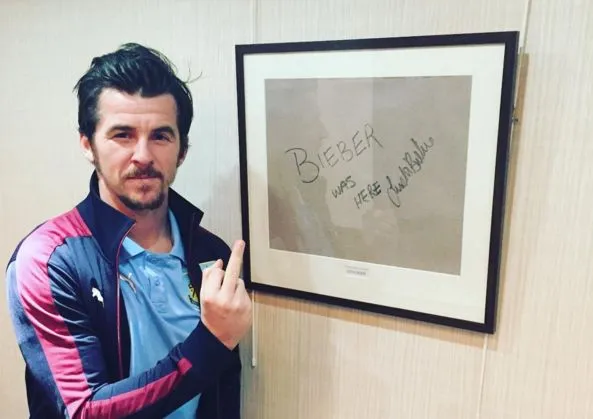 Joey Barton devant le tableau de Justin Bieber