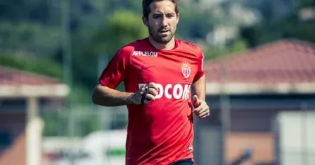 Les Monégasques en maillot d’entraînement contre Angers