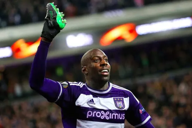 Il lance sa chaussure après s’être fait tacler