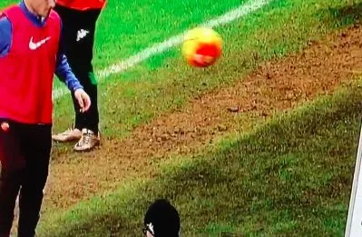 Totti s’échauffe avec un ramasseur de balle