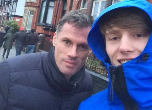 Carragher avec les fans pour protester contre la hausse des prix