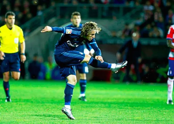 Quand l’arbitre de Grenade-Real vole le ballon à Modrić