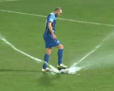 Un arroseur s’actionne pendant un match de D3 italienne