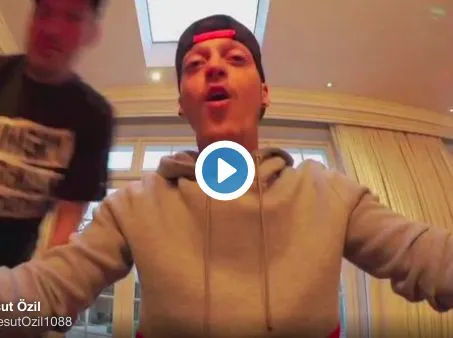 Özil s’essaie aussi au chinois