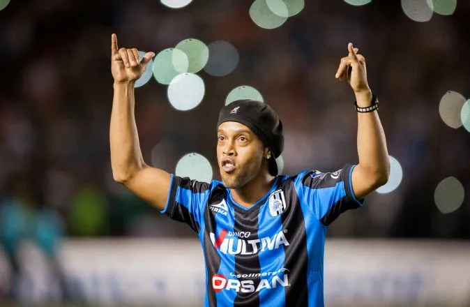 Ronaldinho offre le même cadeau à CR7 et Neymar
