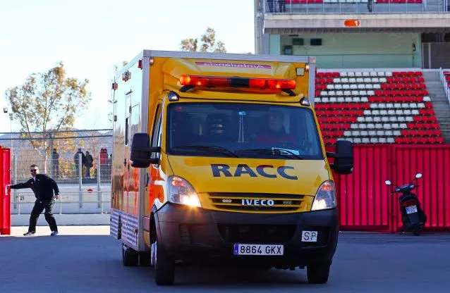 Un homme descend des tribunes pour sauver un joueur